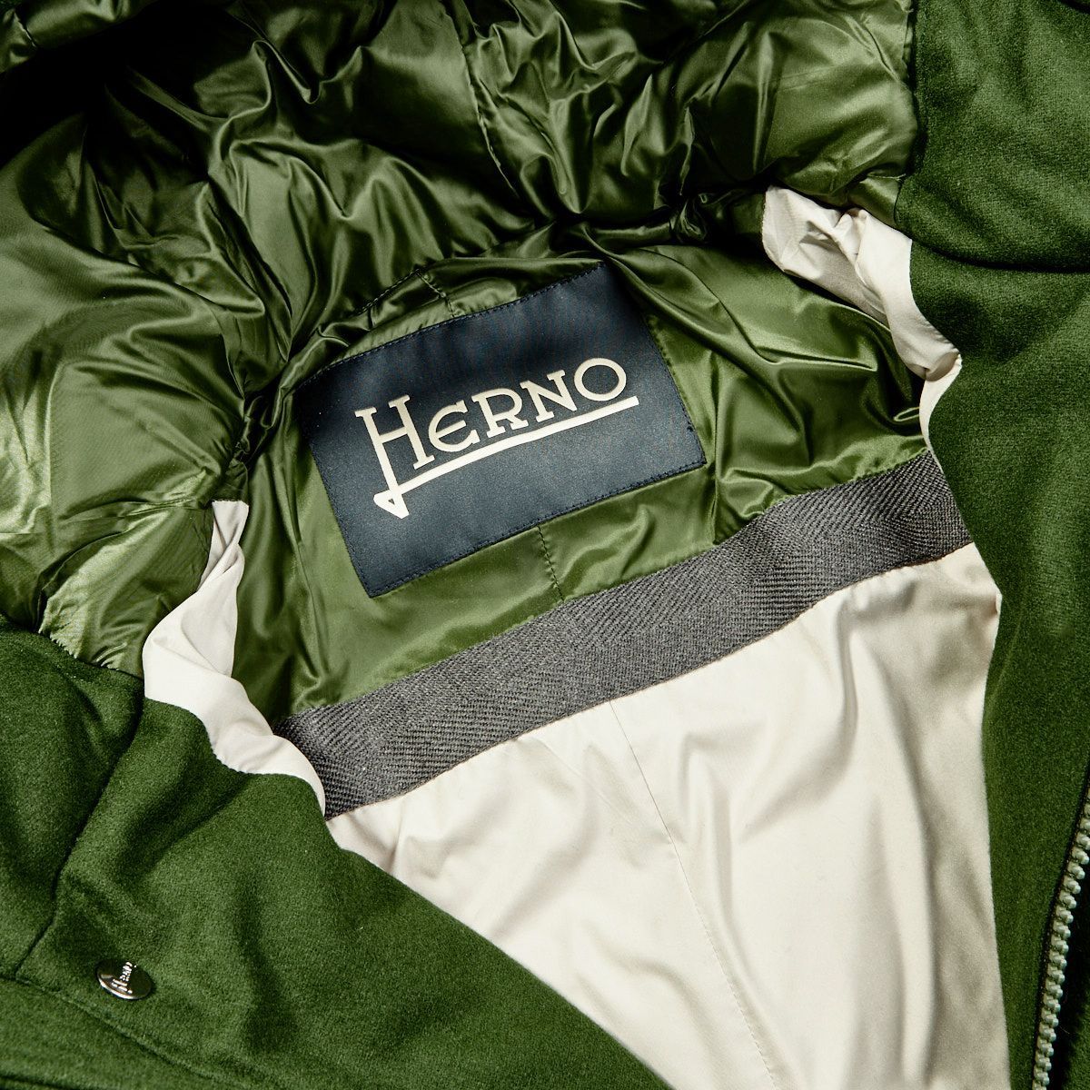 Herno Elegant Green Water-Repellent Down Jacket with Hood